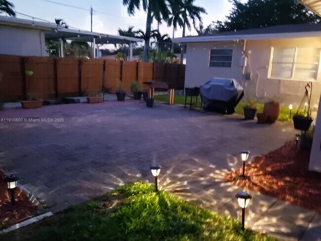 Building Photo - 1031 N 16th Ct