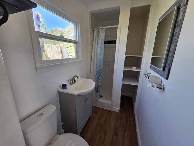 Building Photo - 1+1 Ventura Avenue, super cute 1+1 in rear duplex w/ yard