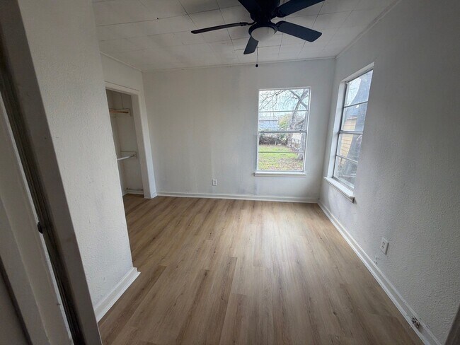 Building Photo - 121 N Spooner St