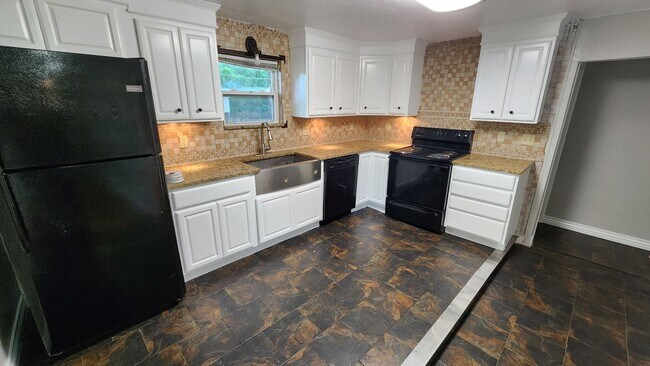 Building Photo - 4 bed 2 bath house in Edmond, OK next to UCO campus