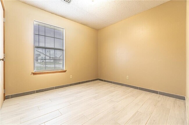 Building Photo - 1318 W Lela St