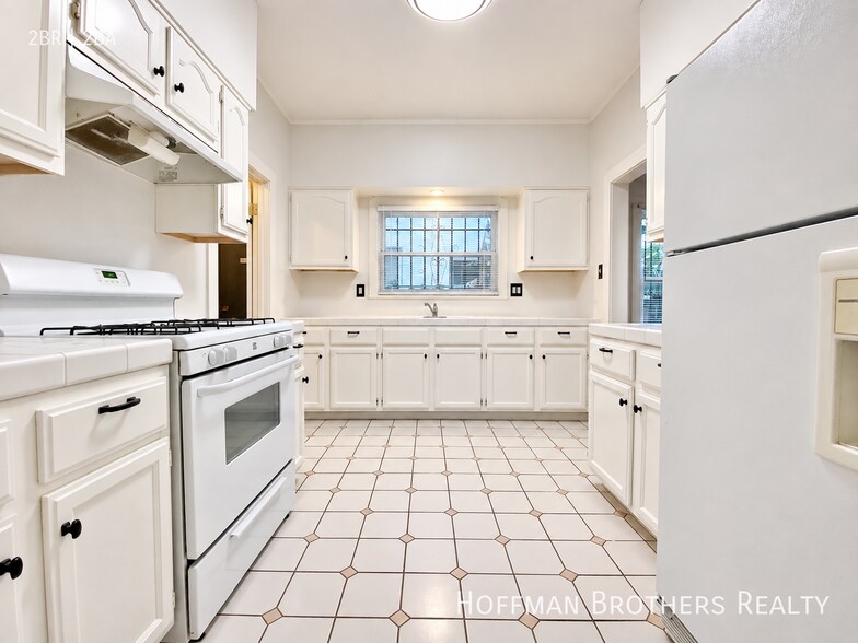 Building Photo - 506 N Genesee Ave