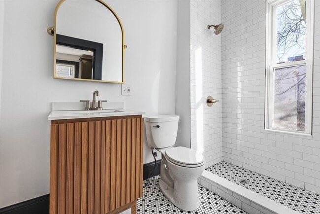 Building Photo - 10 Carlton St