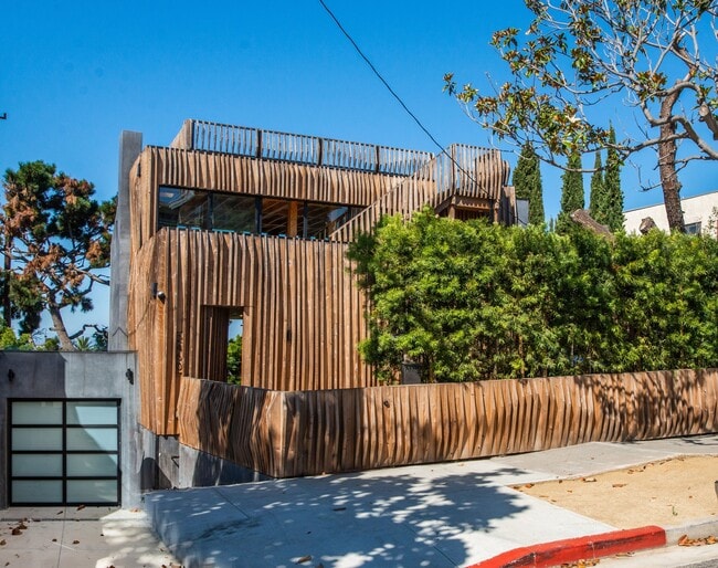 Building Photo - 2460 Beverley Ave