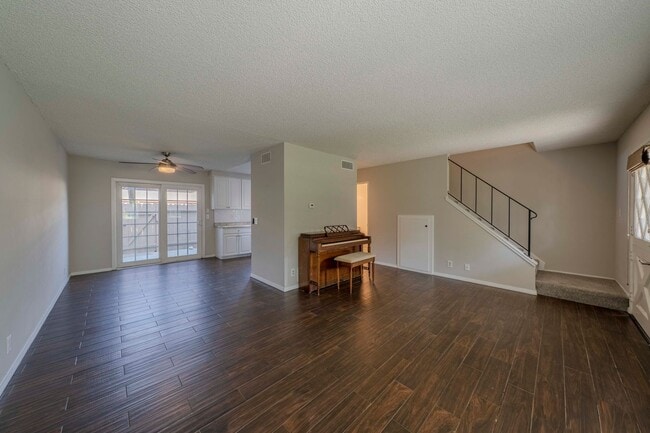 Building Photo - Bright & Airy 2-Bedroom End Unit Townhome