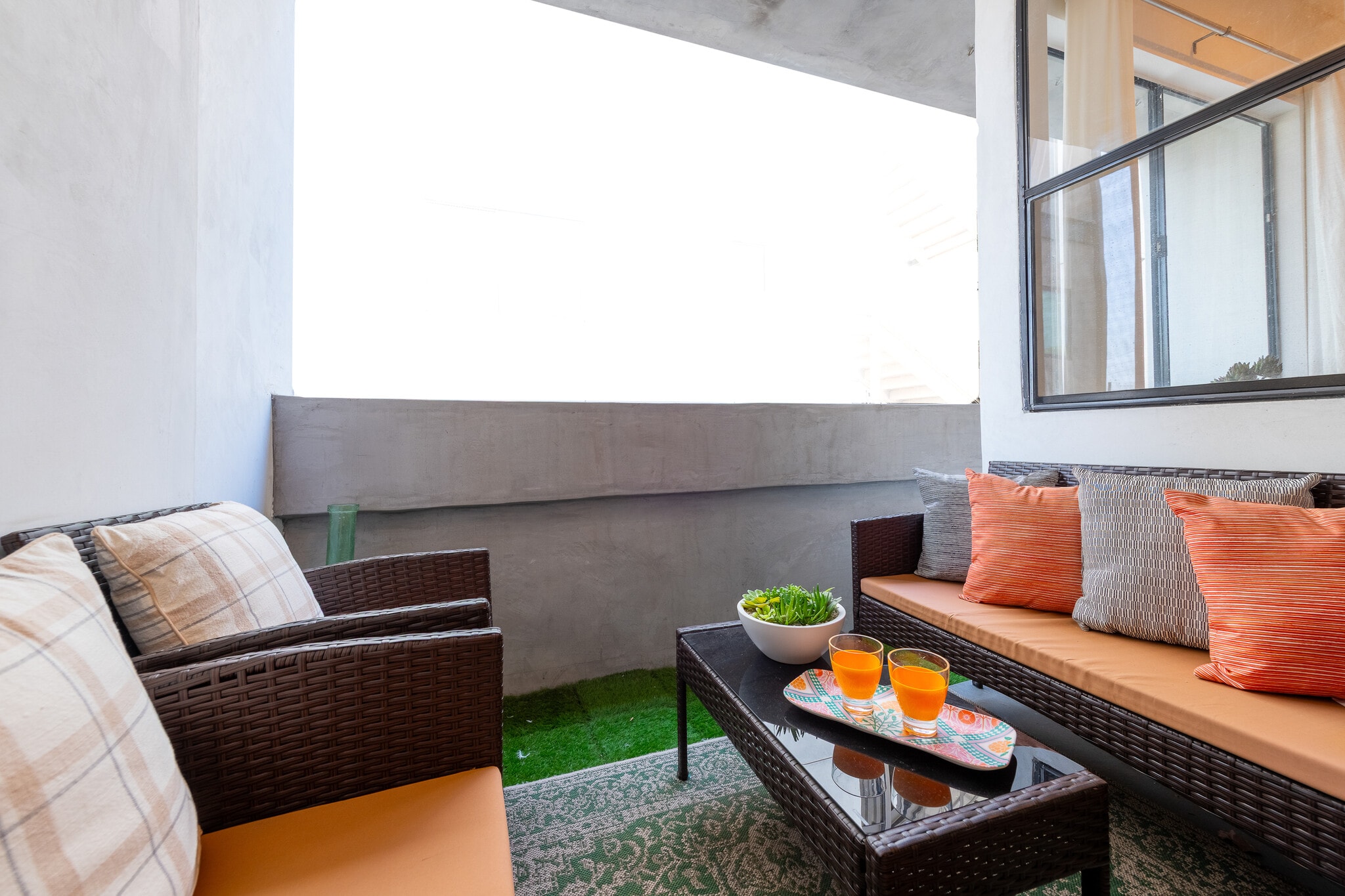 Balcony - 839 Larrabee St