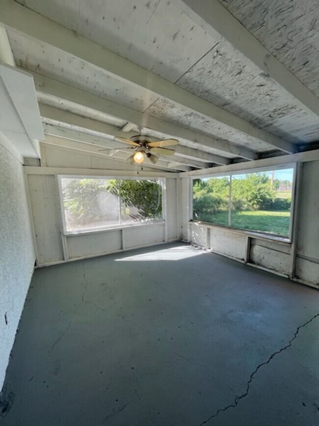 Building Photo - Modern 4-Bedroom Gem in East Columbus with...