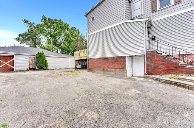 Building Photo - 601 Ridgeway Ave