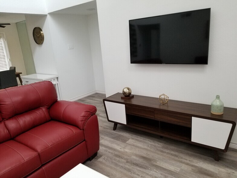 Building Photo - 5750 Phoenix Dr