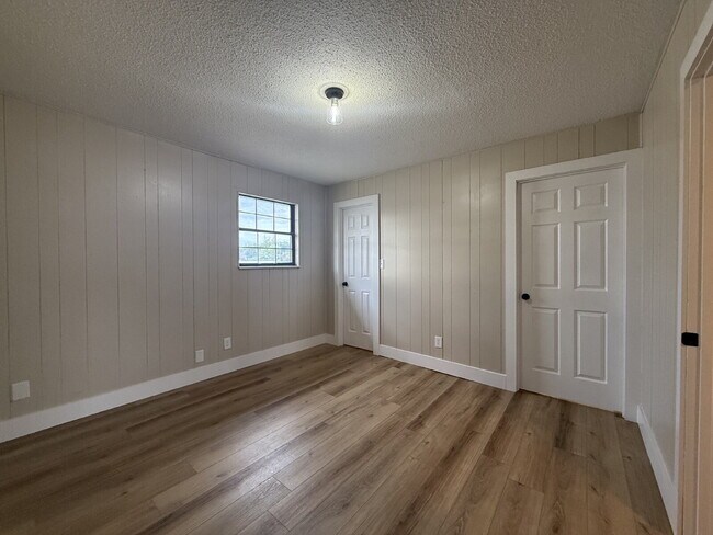 Building Photo - Renovated 1-bedroom, 1-bath apartment feat...