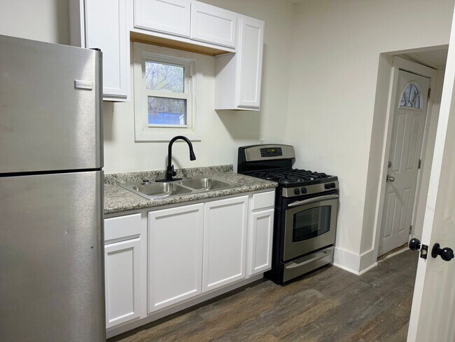 Building Photo - Newly renovated 3-bedroom, 1.5-bath home in Cleveland
