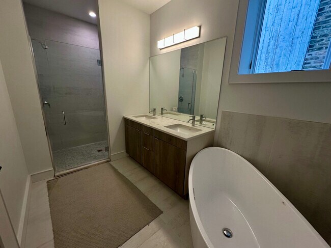 Building Photo - 4243 N Damen Ave