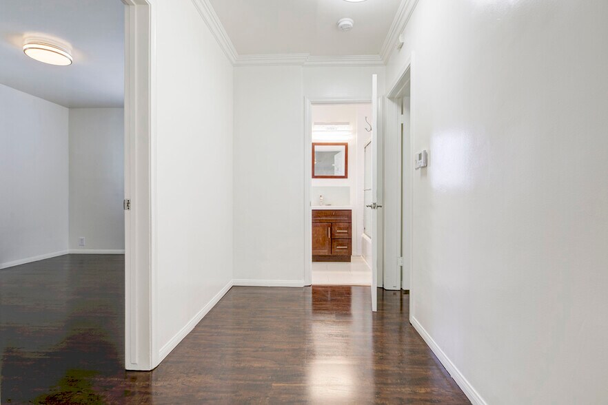 Building Photo - 12156 Vanowen St