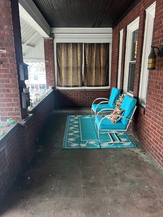 Building Photo - 705 Short St