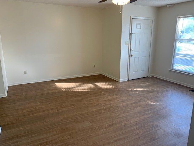 Building Photo - 301 Shiloh Dr
