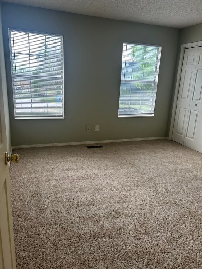 Building Photo - 1009 SE J St