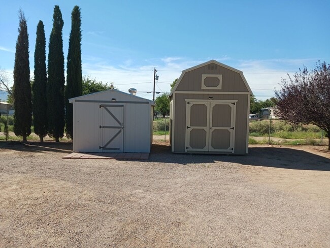 Building Photo - Large yard!