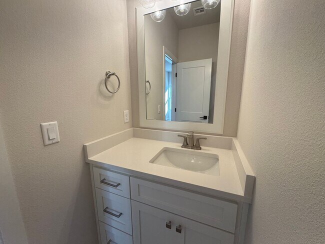 Building Photo - Be the 1st in this 4 bed, 3 bath, 2 car New Construction!