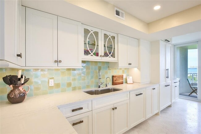 Building Photo - 775 Longboat Club Rd