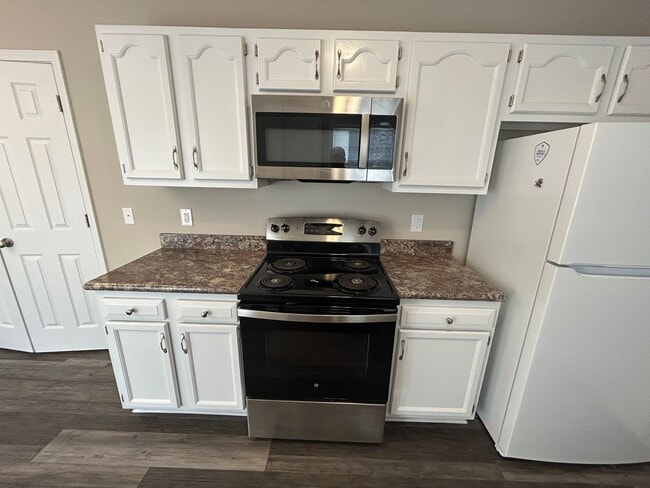 Building Photo - Ready to View! Updated 3/2 Home High Point...