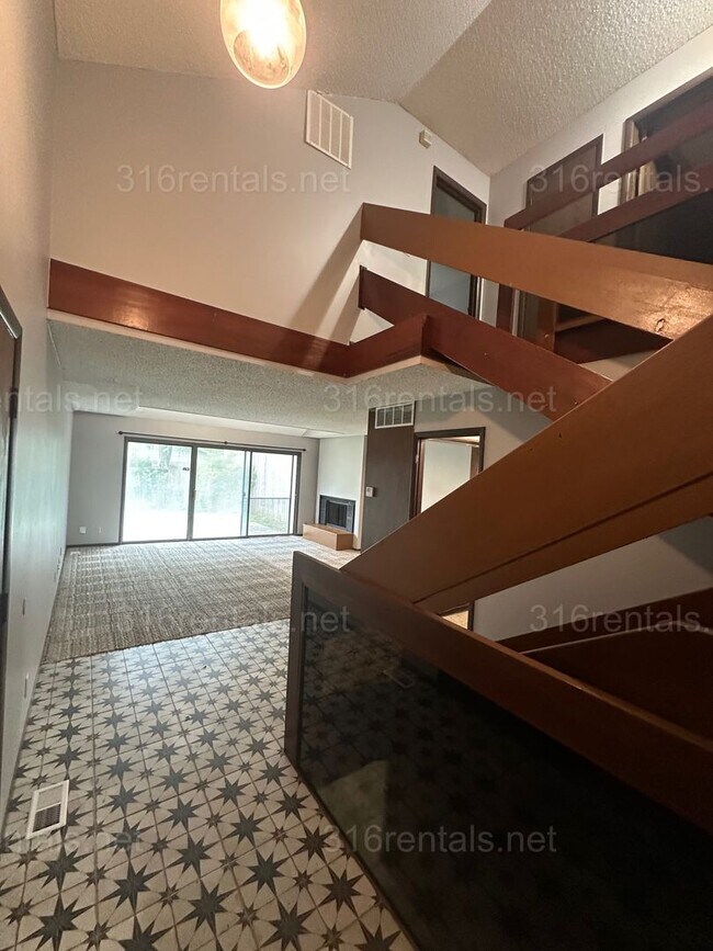 Building Photo - $1545 - 2 bed 1.5 bath - Duplex located in Riverside