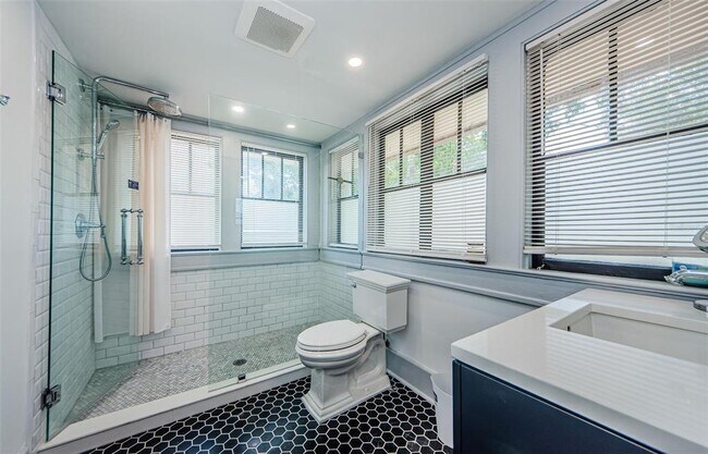 Building Photo - 620 Earle Ave N