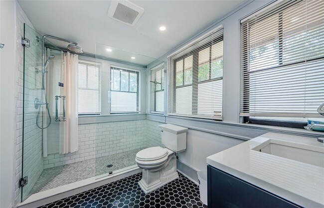 Building Photo - 620 Earle Ave N