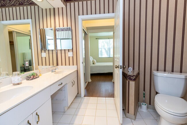 Building Photo - 12040 Summergate Cir