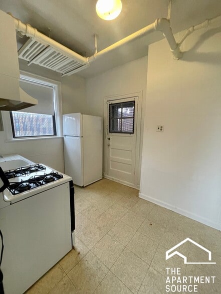 Building Photo - 3258 Maple Ave