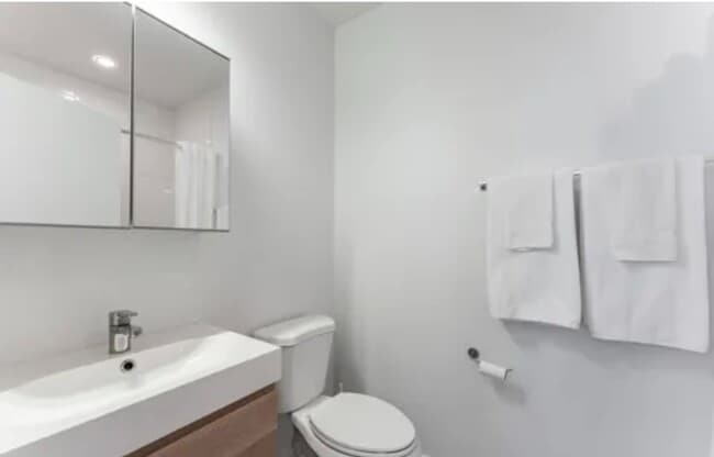 Building Photo - Gorgeous 2 bed 2 bath in the Uptown area