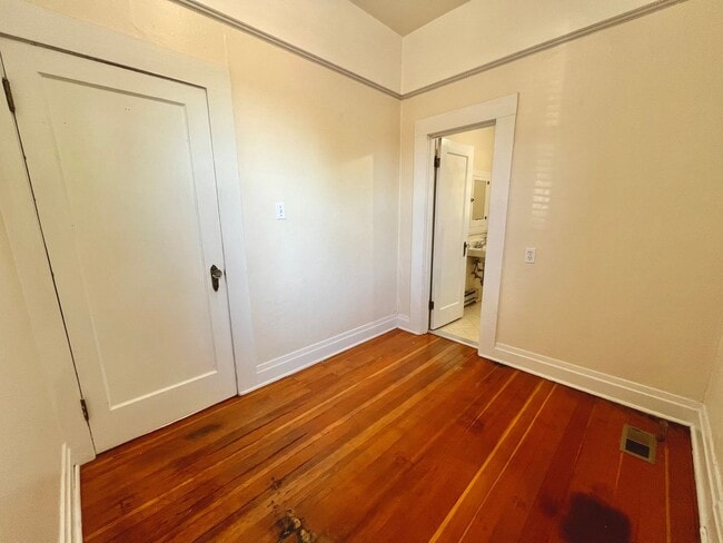 Building Photo - Charming Clinton Neighborhood Home 2 Bed 2 Bath — Close to Downtown & Division Street!