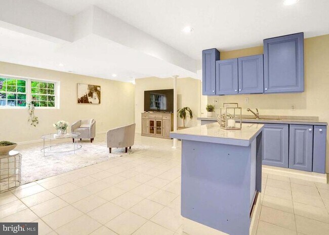 Building Photo - 6703 Oak Dr