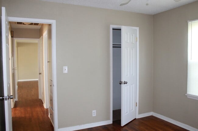 Building Photo - Sit on Your Front Porch & Enjoy! MOVE IN S...