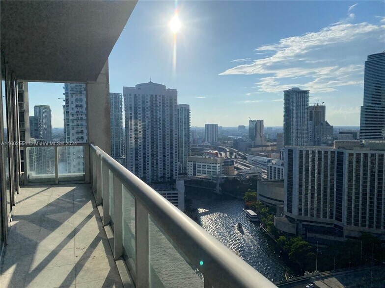 Building Photo - 475 Brickell Ave