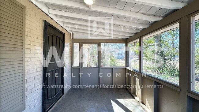 Building Photo - 3 Bedroom Home w/Lots of Space in Forestda...