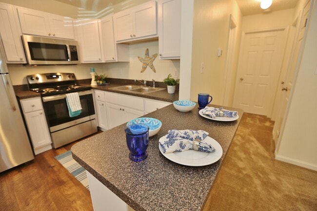 Building Photo - READY 11-03-25!! Completely Updated 2-Bedr...