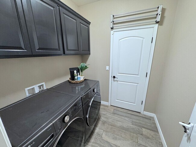 Building Photo - East El Paso 4bed/2bath Refrig A/C with Gorgeous Backyard!