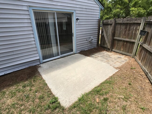 Building Photo - Three Bedroom House on Savannah Southside