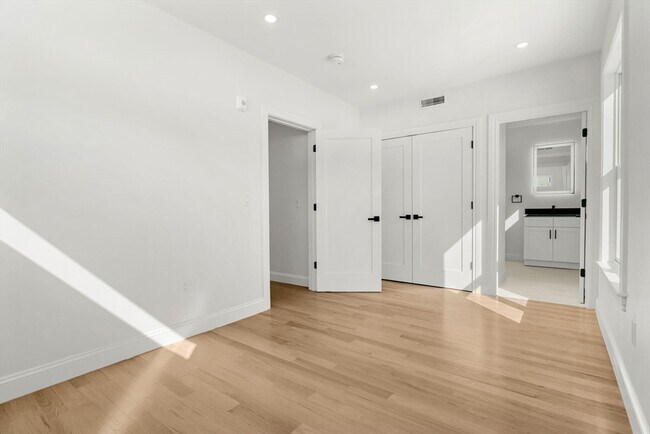 Building Photo - 53 Dustin St