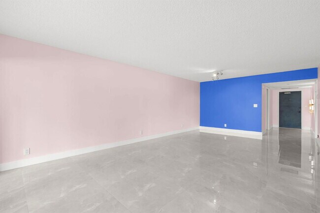 Building Photo - 500 Oaks Ln