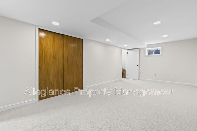 Building Photo - 3548 N Valley St