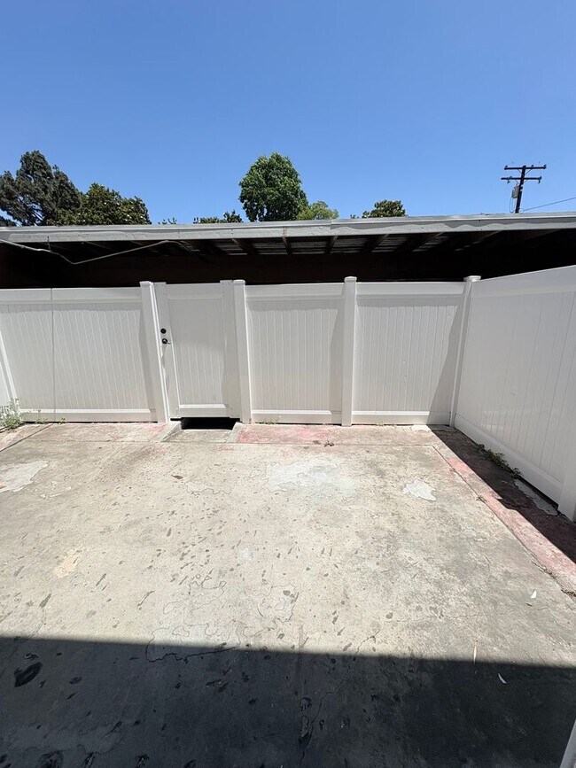 Building Photo - Beautiful 3 Bedroom Condo