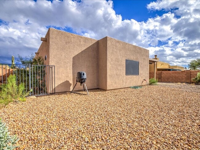 Building Photo - Beautiful 3 Bedroom Home with Office & Des...