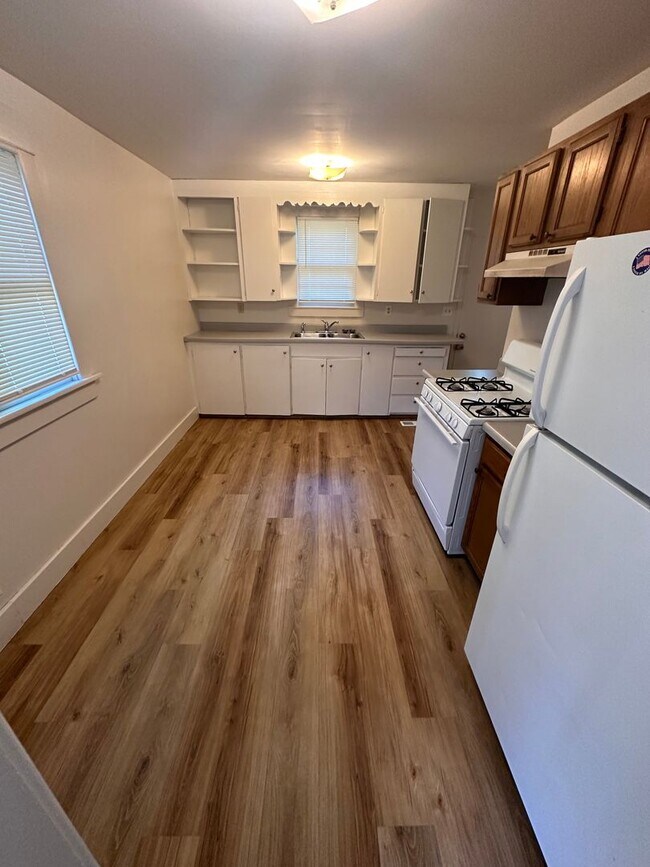 Building Photo - $895 - 2 bedroom/ 1 bathroom - Single Fami...