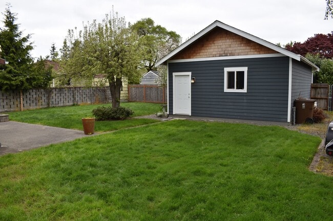 Building Photo - Coming soon - Charming North End Craftsman Near Proctor District!