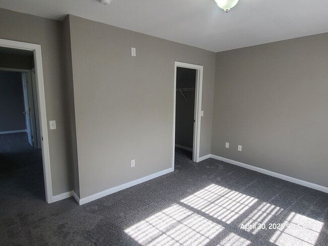 Building Photo - End Unit Town Home in Waynesboro, PA!