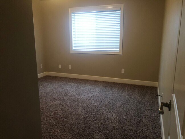 Building Photo - Newer 3 bedrooms 2.5 bathroom townhouse! MOVE IN SPECIAL!