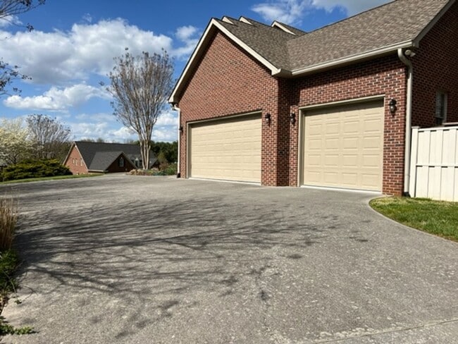 Building Photo - City of Maryville 37803 - SHORT TERM lease considered! Furnished! - 4 bedroom, 3.5 bath home - Ca...