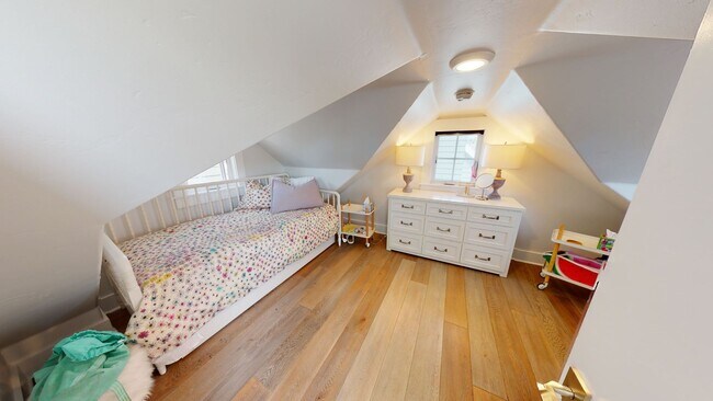 Building Photo - 3bed/3.5 Bath School Year Rental