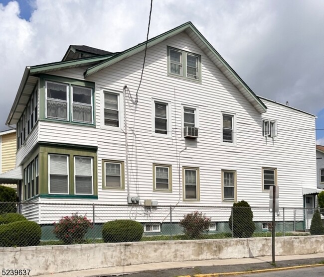 Building Photo - 705 Chancellor Ave